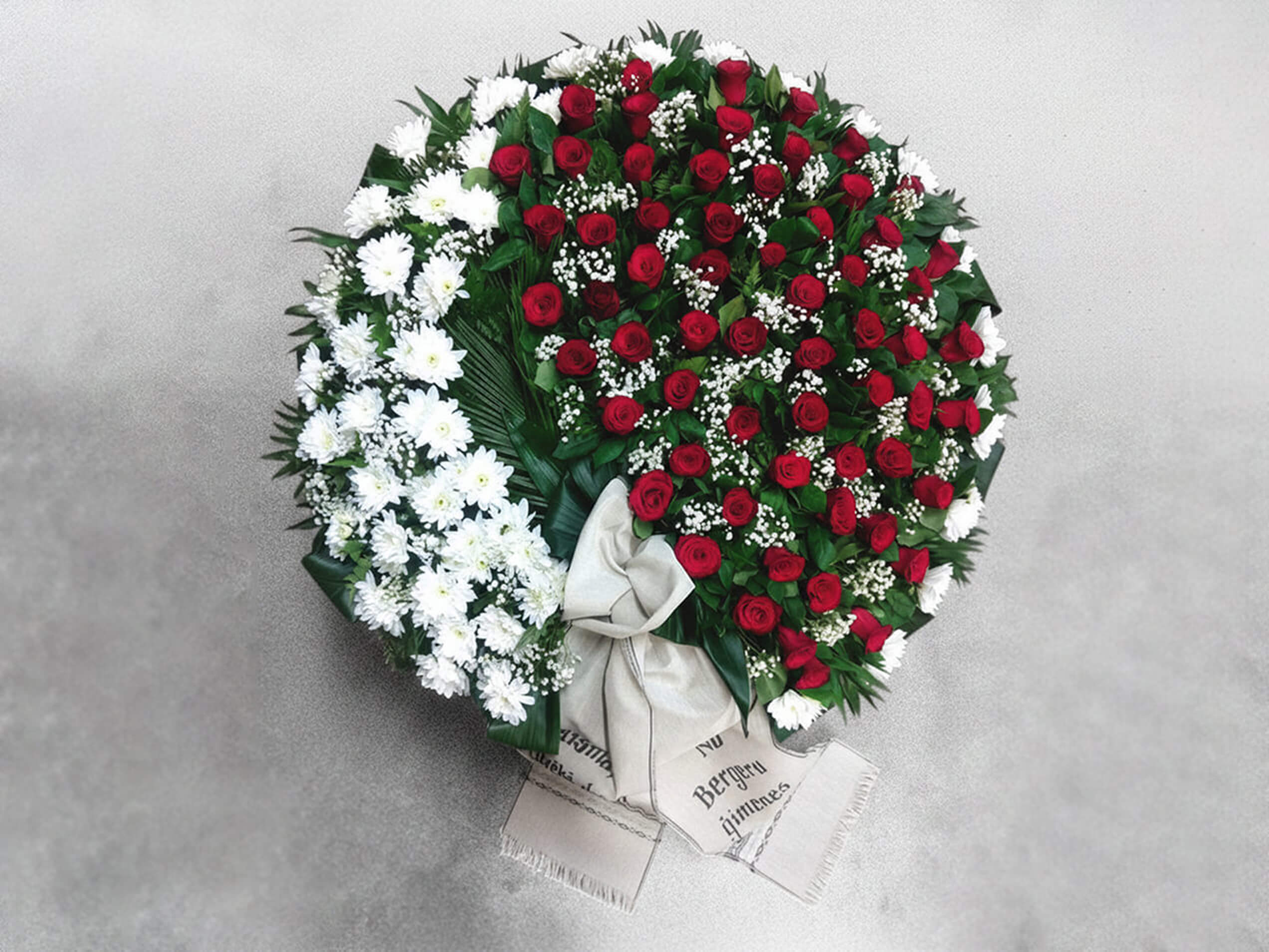 Bēru vainagi ar sēru lentām un personalizētu tekstu uz pasūtīšanu Apbedīšanas birojā Angel AB filiālēs Rīgā un Jūrmalā.