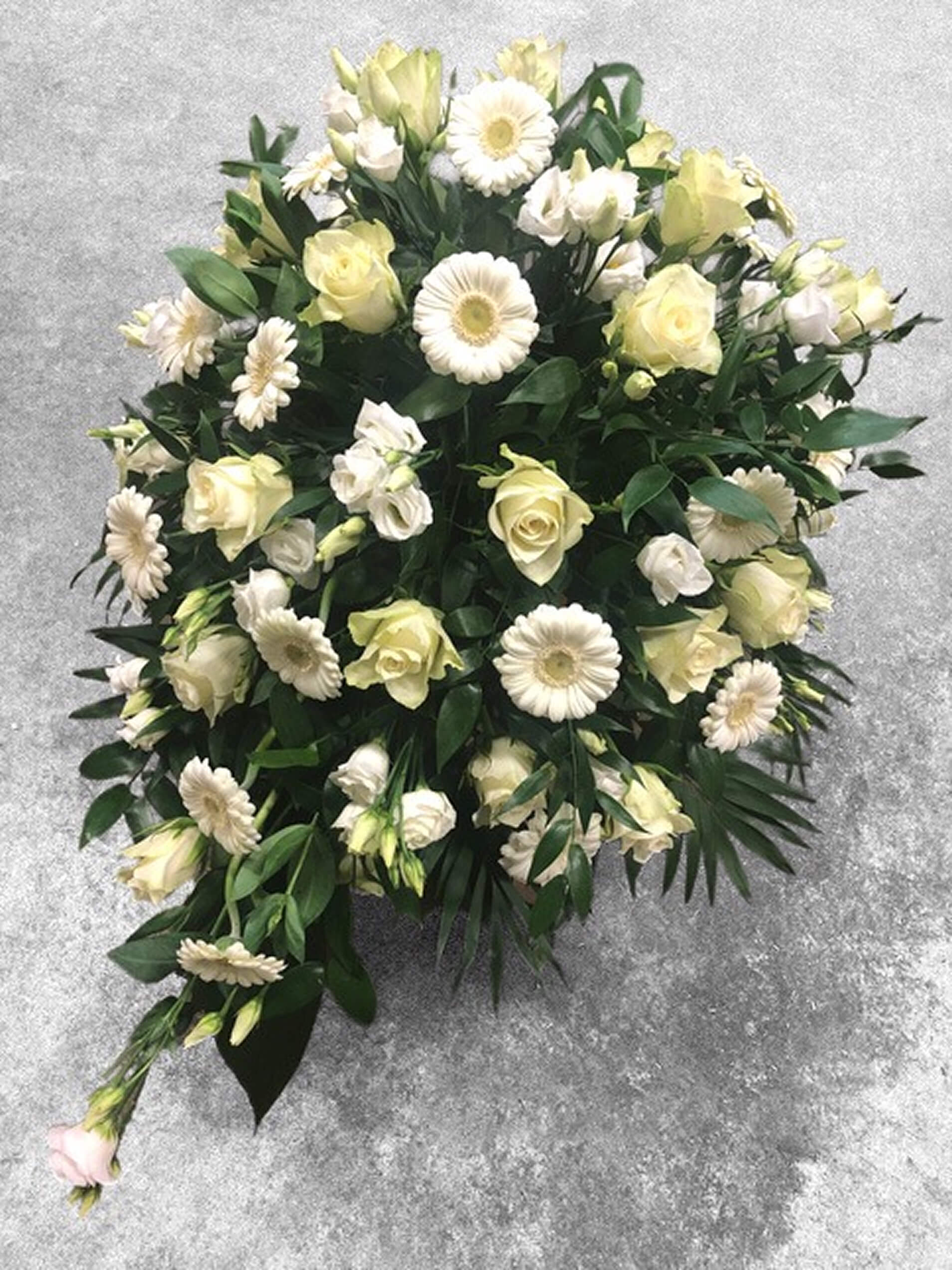 Plaša izvēle bēru štrausiem no svaigi griestiem ziediem Apbedīšanas birojā Angel AB Rīgā un Jūrmalā