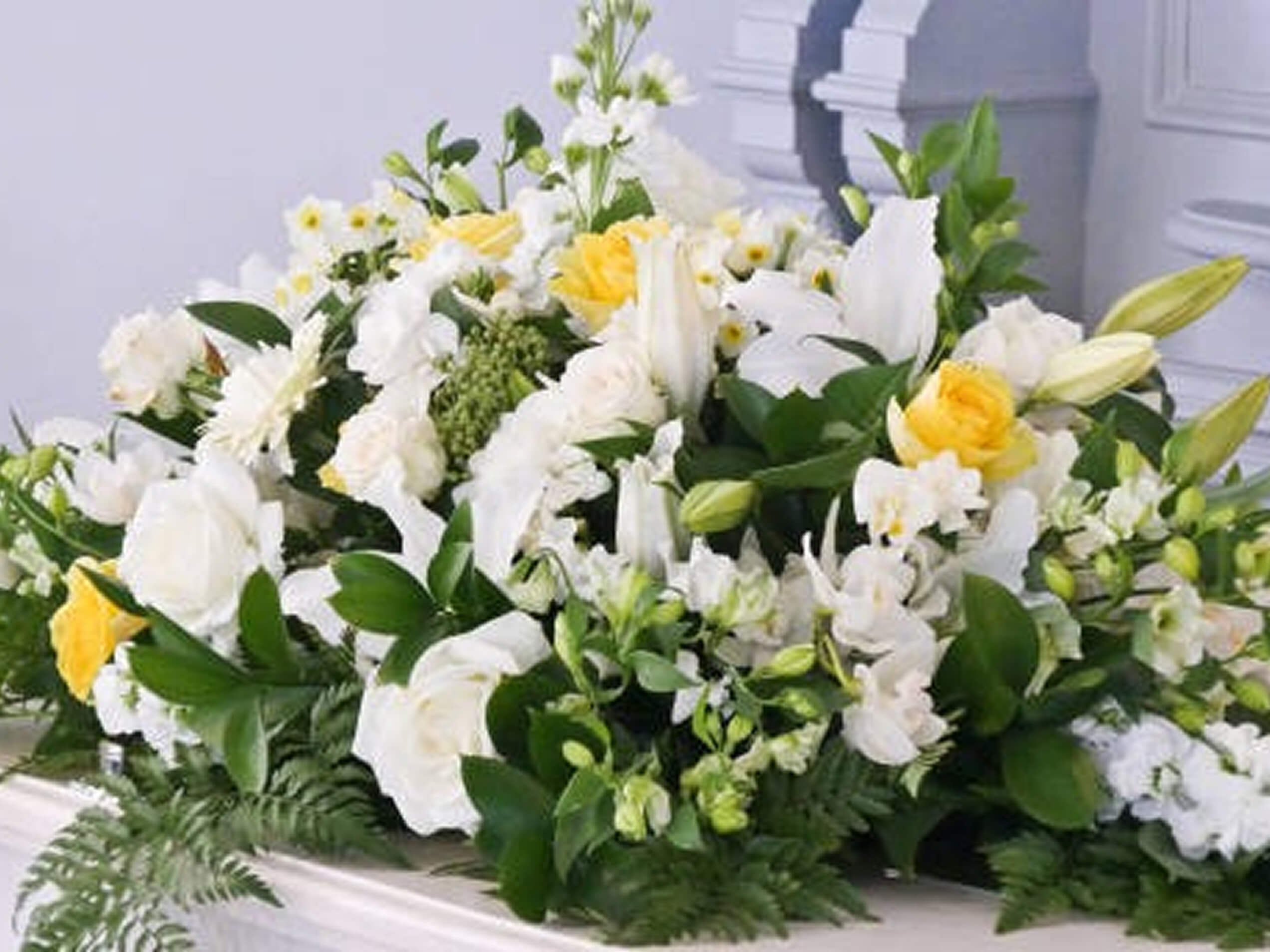 Zārka vāka dekors no svagi griestiem ziediem - Apbedīšanas birojs ANgel AB