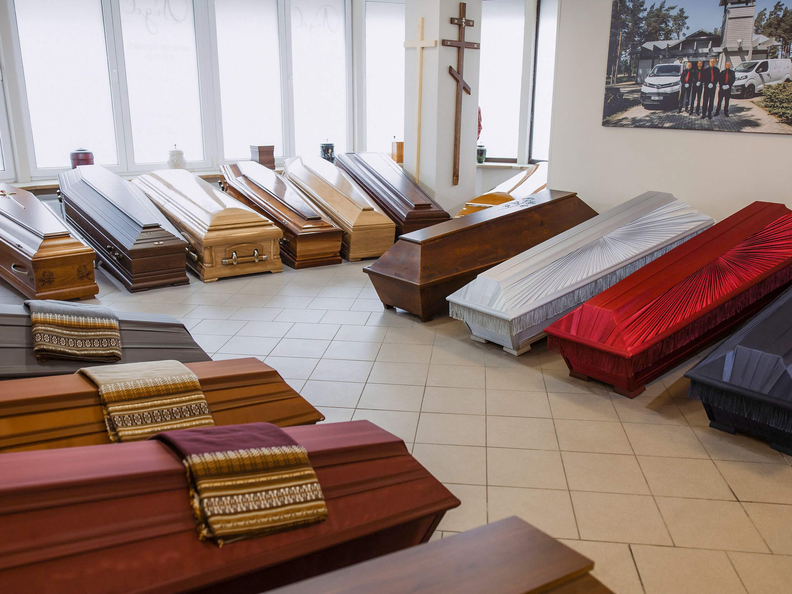 Koka zārki, drapēti zārki un sarkofāgi ir pieejami Apbedīšanas birojā Angel AB filiālēs Rīgā un Jūrmalā