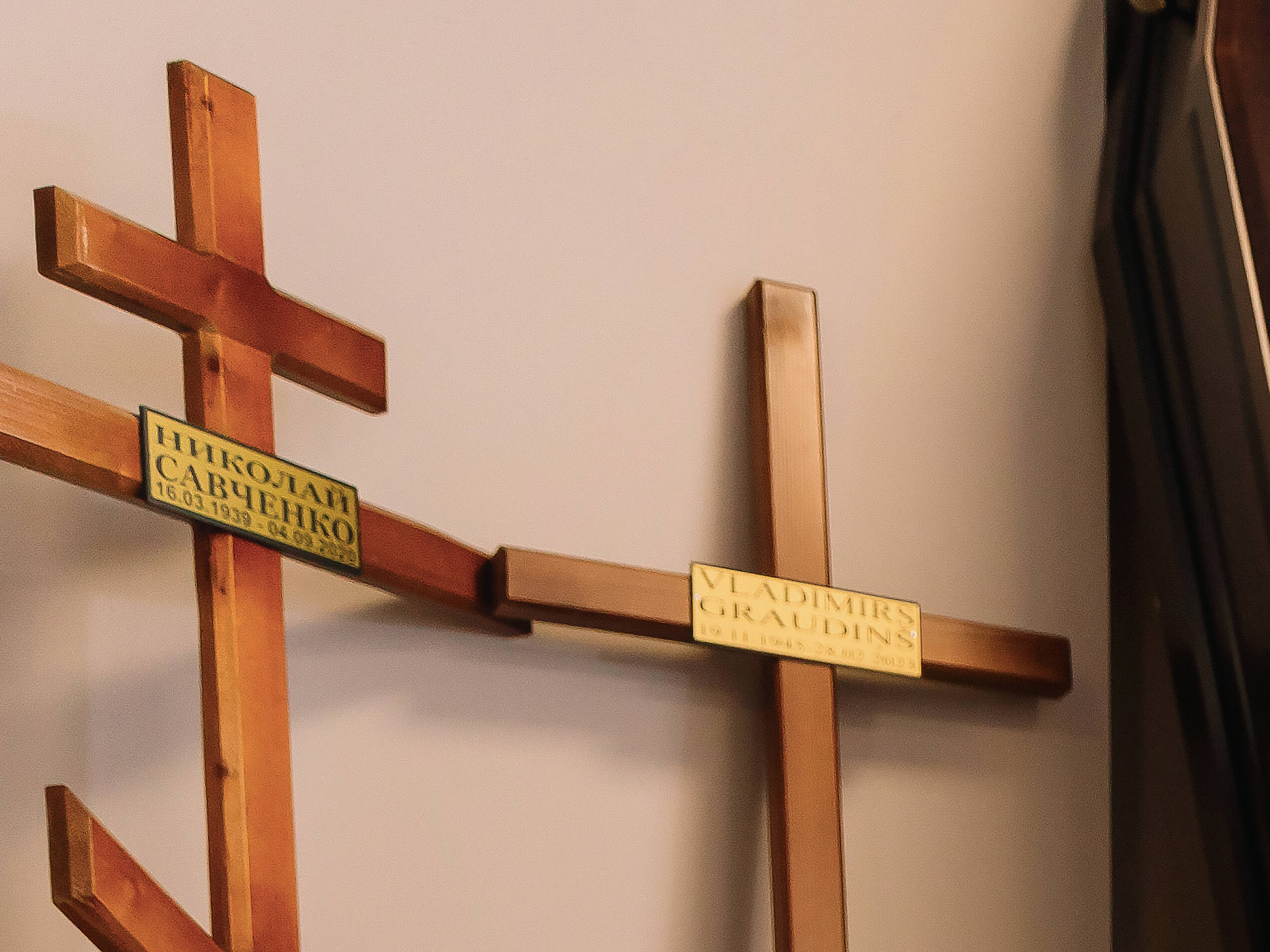 Plāksnītes ar aizgājēja datiem uz koka krustiem.