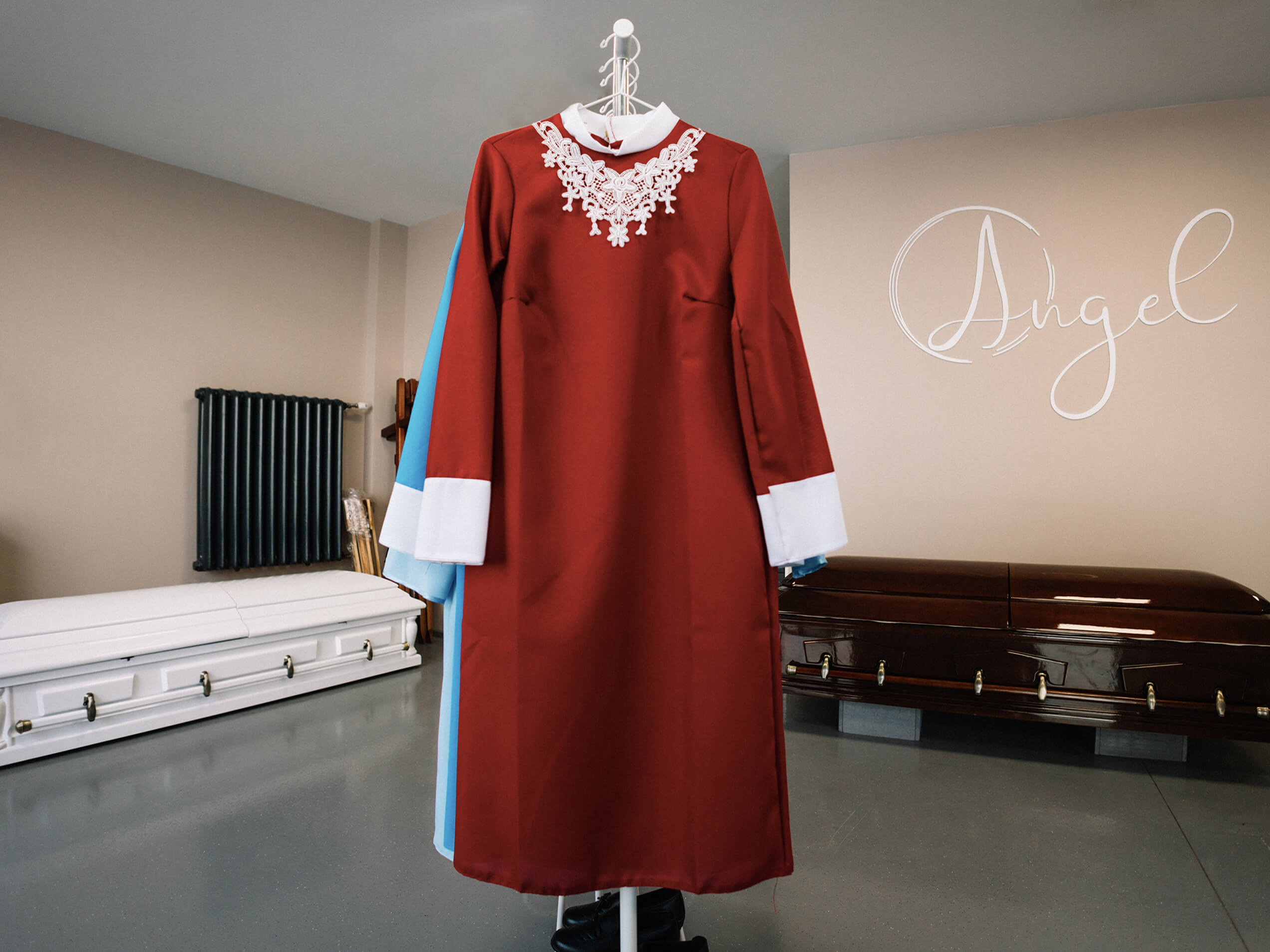 Plaša izvēle aigājēja drēbēm - sieciešu un viriešu komplekti ar drēbēm uz atvadi ceremoniju.