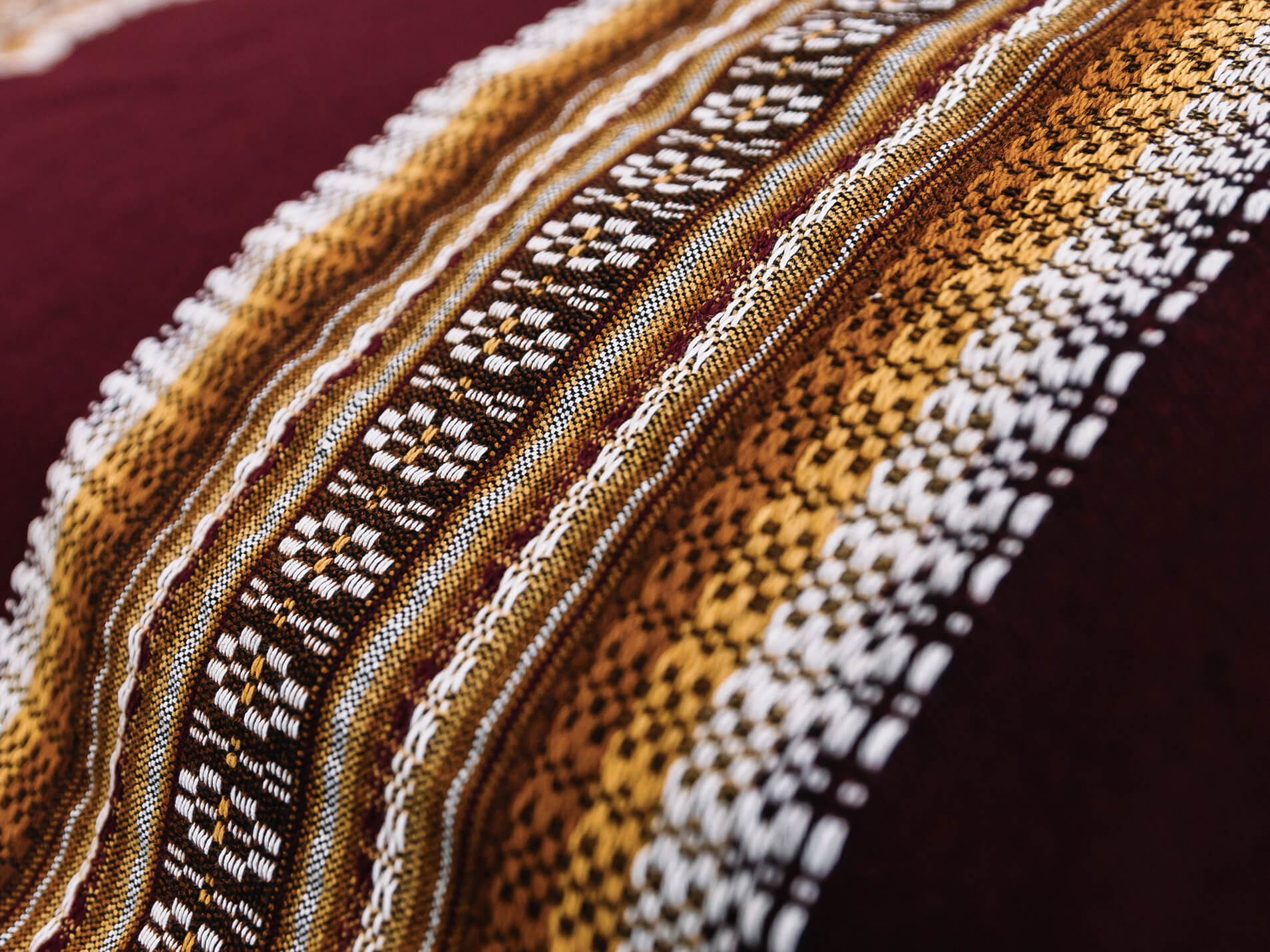 Tautiskās segas uz zārku pārklāji ir pieejami Apbedīšanas birojs Angel AB filiālēs Rīgā un Jūrmalā.