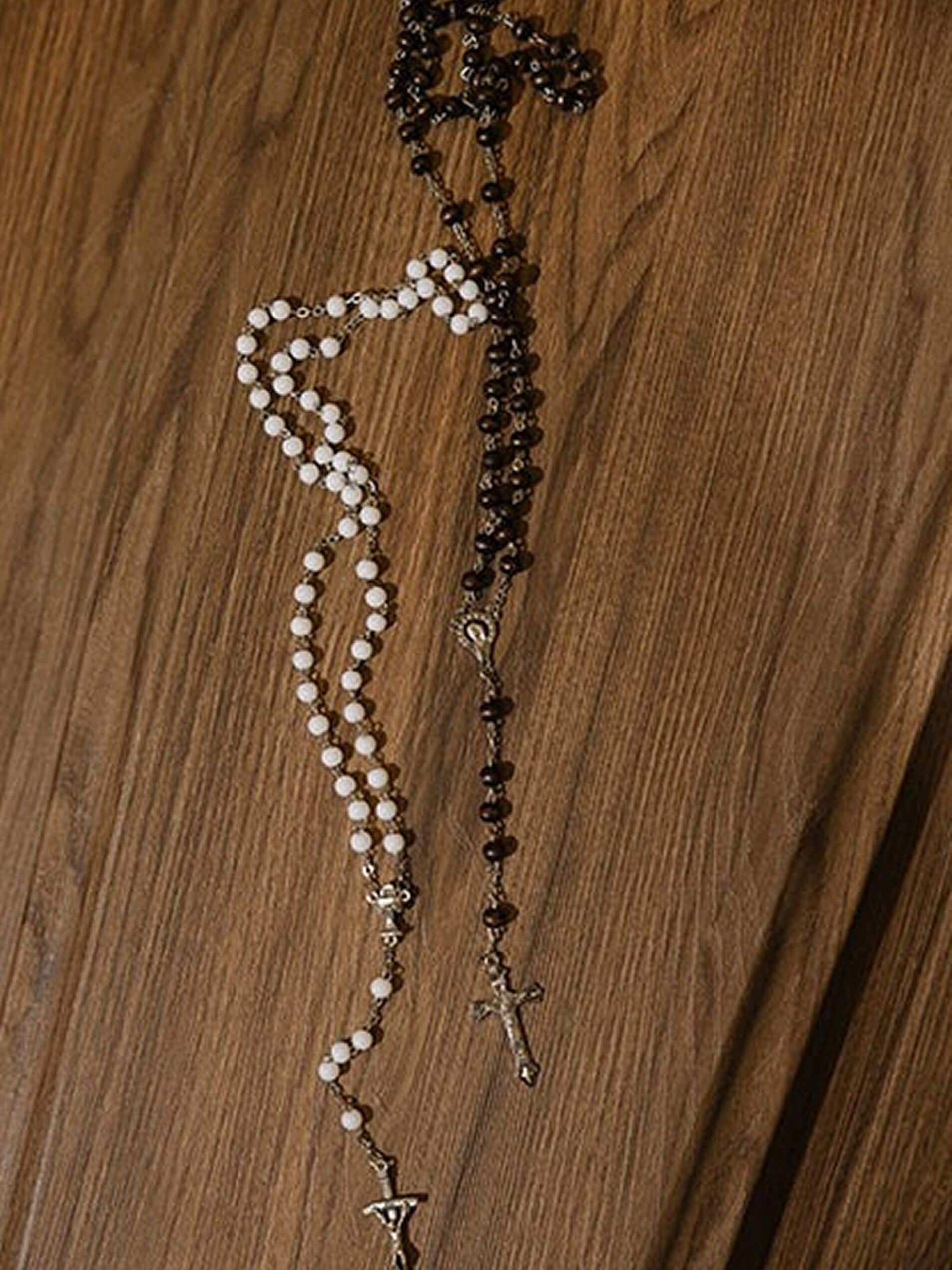 Rožukroņi ir pieejami klātienē mūsu Apbedīšanas biroja Angel AB filiālēs Rīgā un Jūrmalā