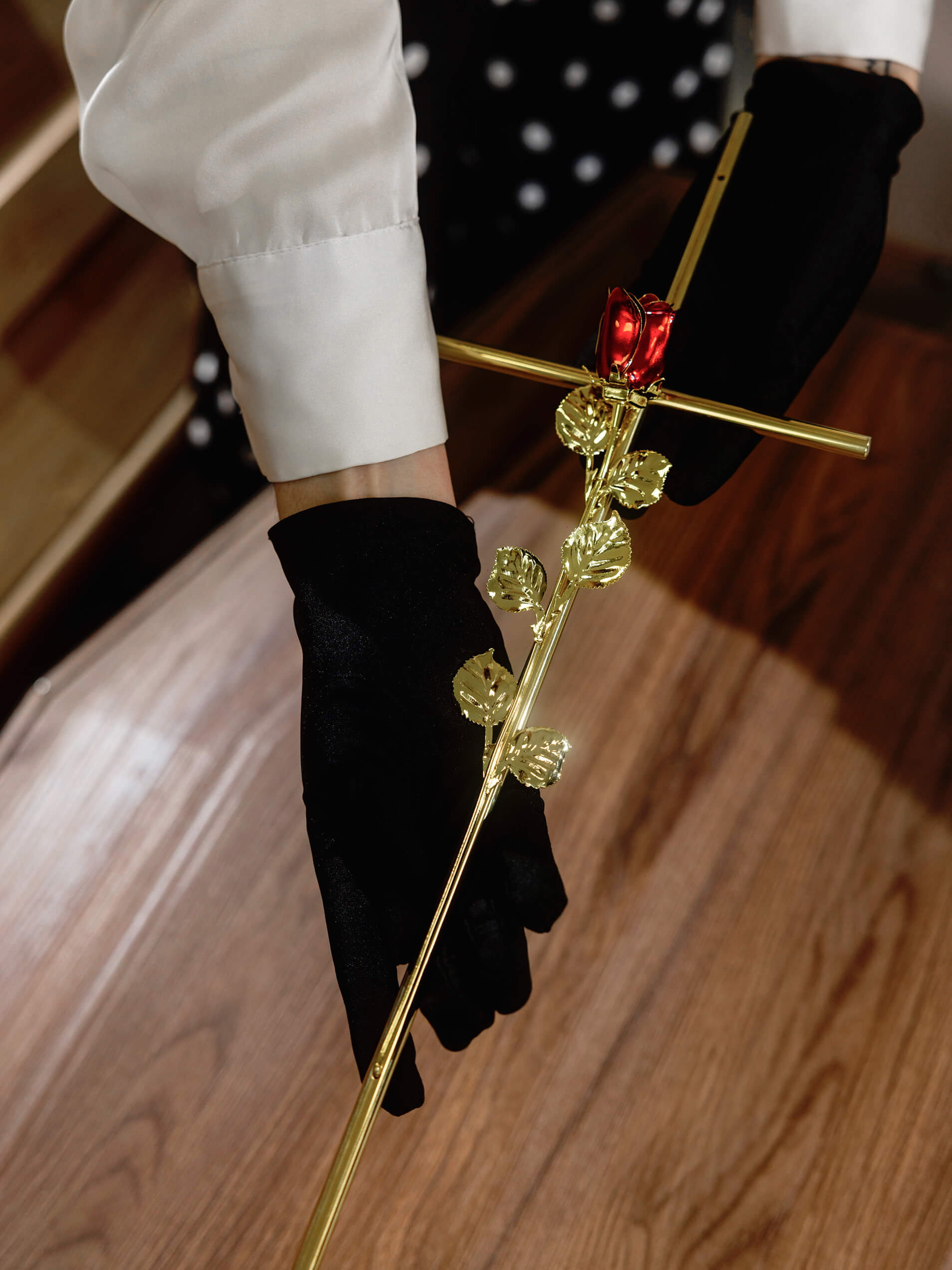 Apbedīšanas birojā Angel AB filiālēs ir pieejams plašs klāsts ar zārka vāra dekoriem - krusti, ziedi un citi.