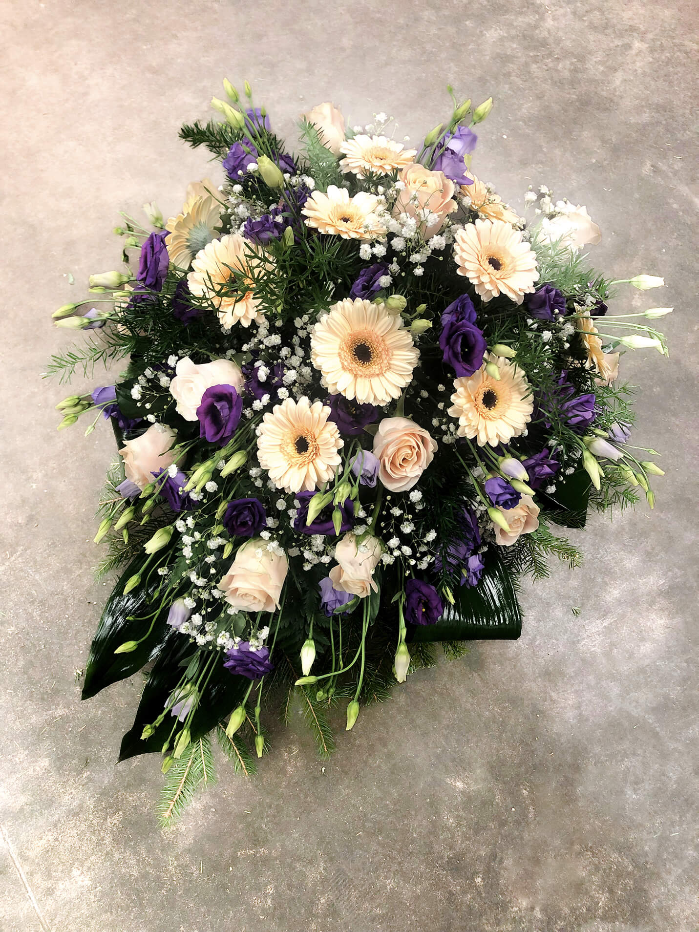 Bēru vainagi, štrausi, un sēru ziedi atvadu ceremonijām.