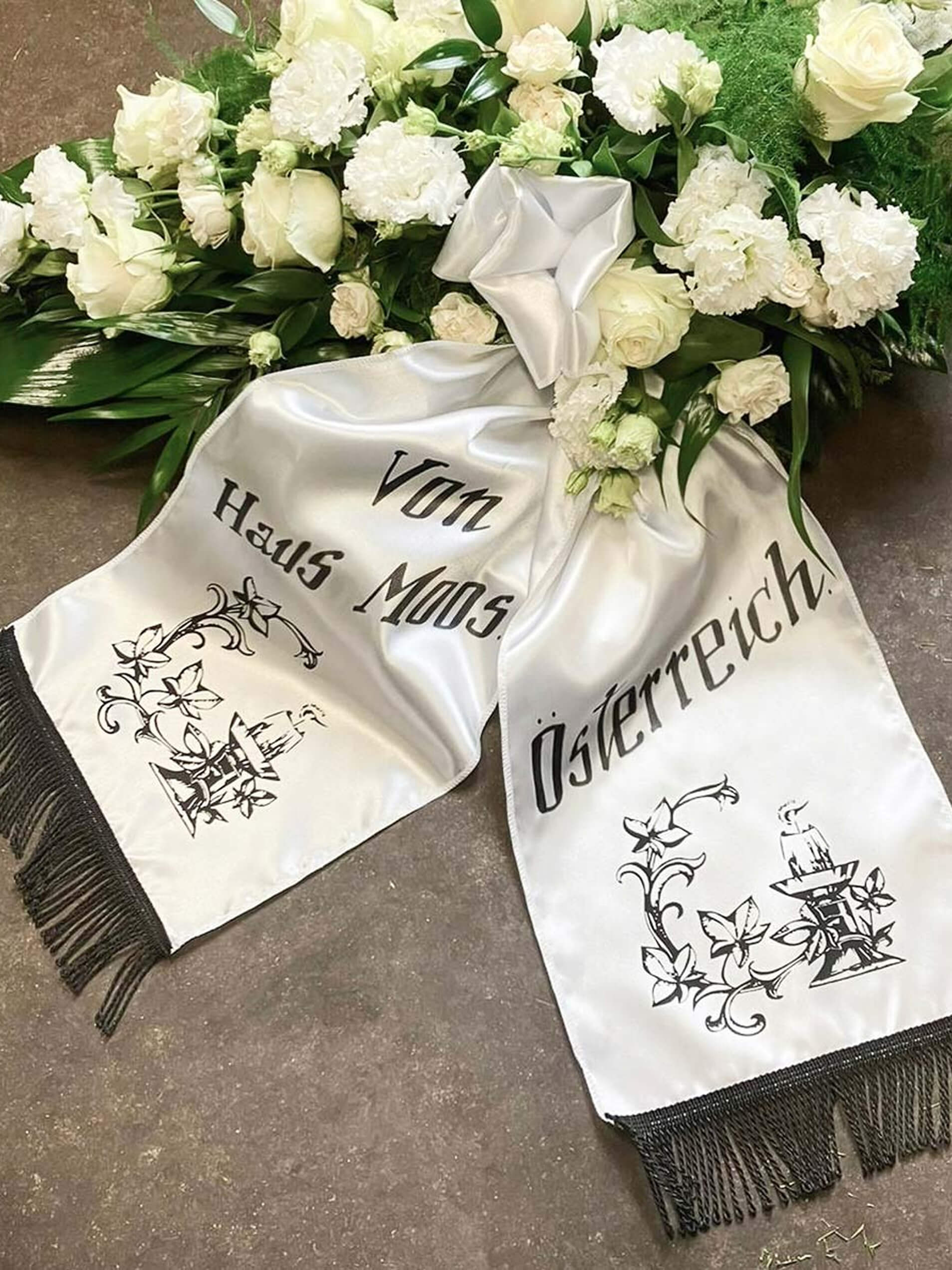 Plaša izvēle sēru lentām ar personalizēto tekstu bēru vainagiem un štrausiem.