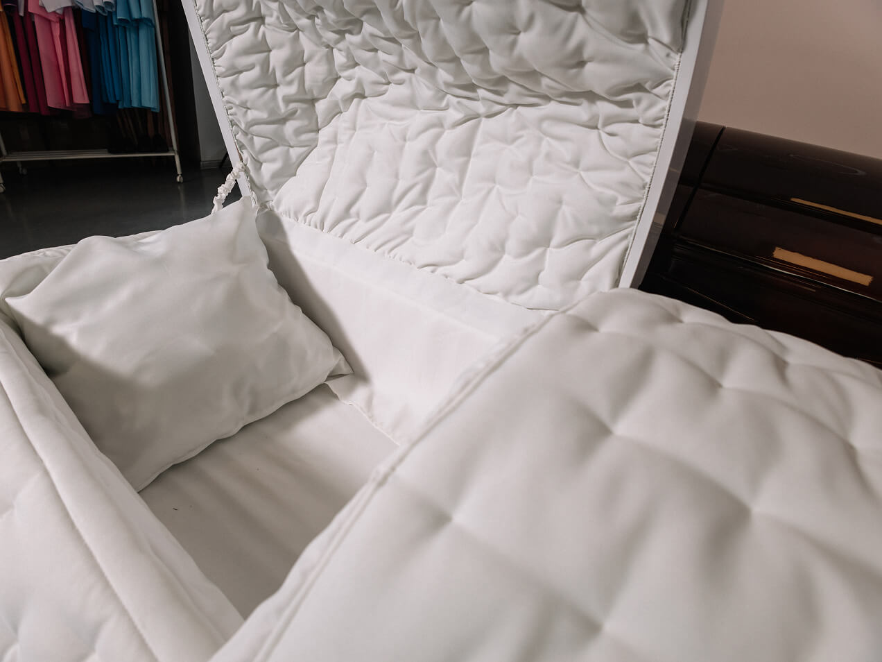 Mirušā apģērbšana un ievietošana zārkā