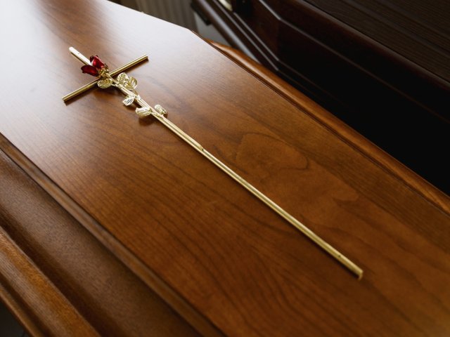 Koka zārks ar katoļu krustu uz vāka